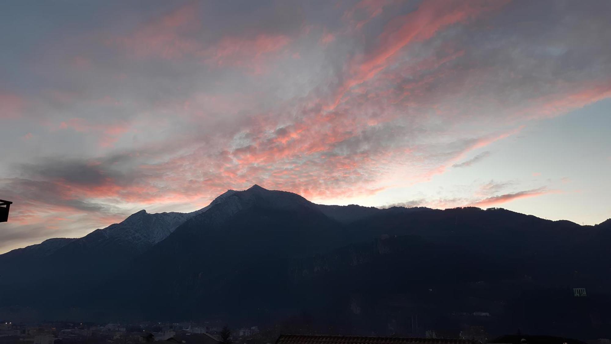 Over The Castle Apartment Trento Bagian luar foto